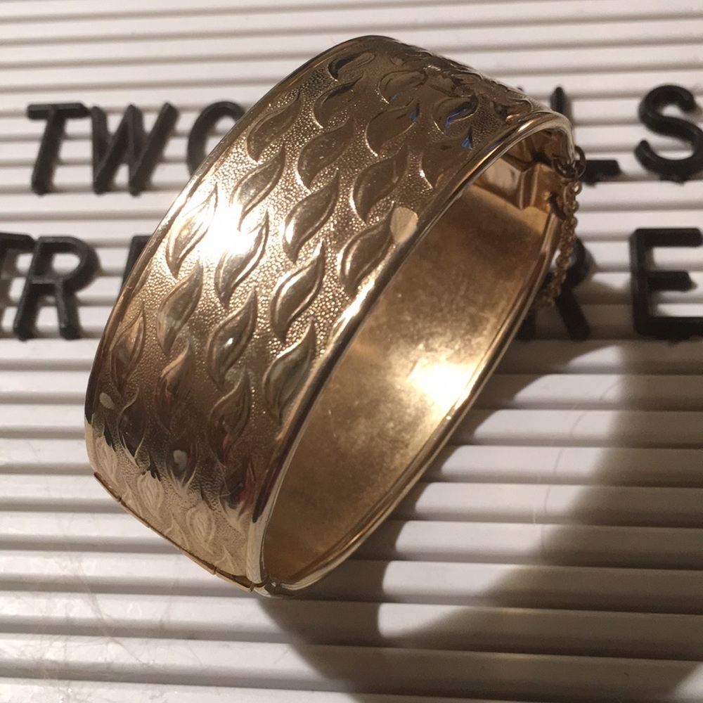 Thick gold plated bengal with locking clasp